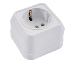 Розетка Makel на 1 разъем IP20 с заземлением (белая)